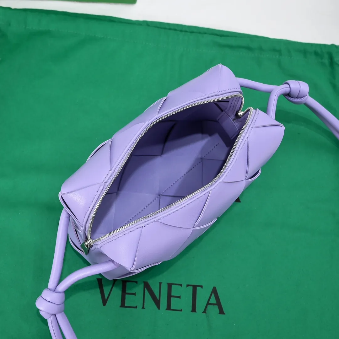 Batch 1360 #BV New Cassette camera bag📷Classic sheepskin woven material, matte texture, soft and delicate, high-end fashionable and unobtrusive. Clever handwork makes its structure very three-dimensional, so it also brings a large capacity, the bag body is very simple and attractive, giving everyone a fashionable and interesting visual experience. Zipper opening and closing, practical, lightweight when carried on the body, and the upper body has an American feel and is a bit playful and cute [Hey ha] Size: 22x14x10, Model: 6600#